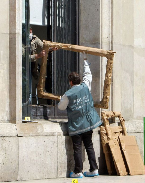 Poliisin tutkijat nostelivat tyhjiä taulun kehyksiä ulos Pariisin Museosta, josta vietiin torstaina useita arvotauluja.