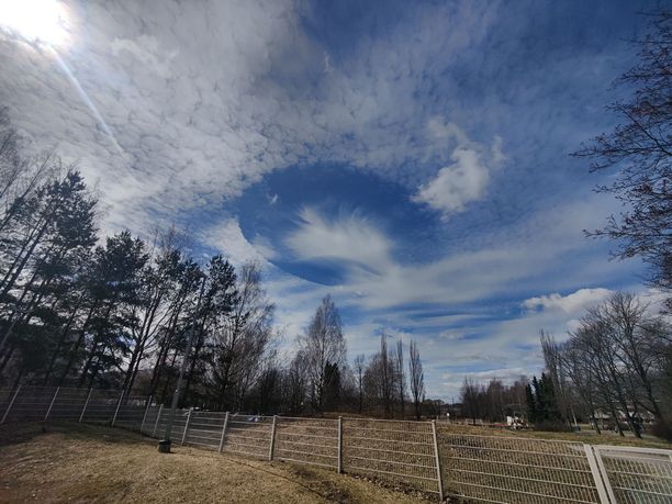 Reikäpilvi ikuistui kameraan Helsingin Siltamäessä.