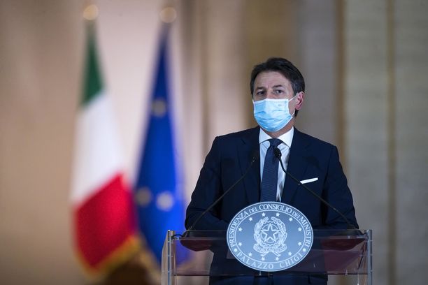 Italian pääministeri Giuseppe Conte tiedotti uusista rajoitustoimista sunnuntaina.