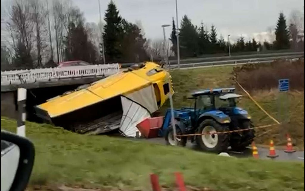 Kuorma-auto kaatui alikulun päälle Pohjois-Pohjanmaalla – Katso video