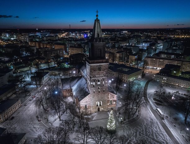 Kauneimmat joululaulut ovat perinteisesti keränneet suuret joukot ihmisiä laulamaan kirkkoihin ja muihin sisätiloihin. Kuvassa Turun Tuomiokirkko vuonna 2018.