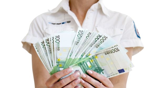 30 ammatissa tienataan reilusti yli 6 000 euroa kuntien palveluksessa.