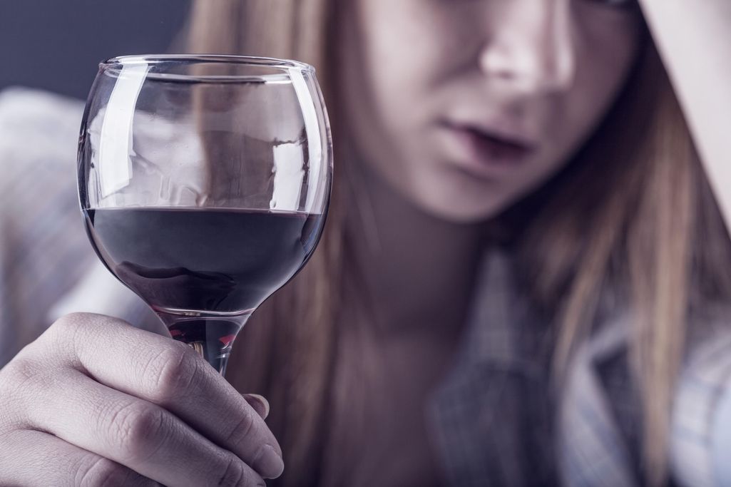 Tänään tv:ssä: Emilia, 25, juo itsensä humalaan monta kertaa viikossa – ”Tosi vaikea kertoa kenellekään”