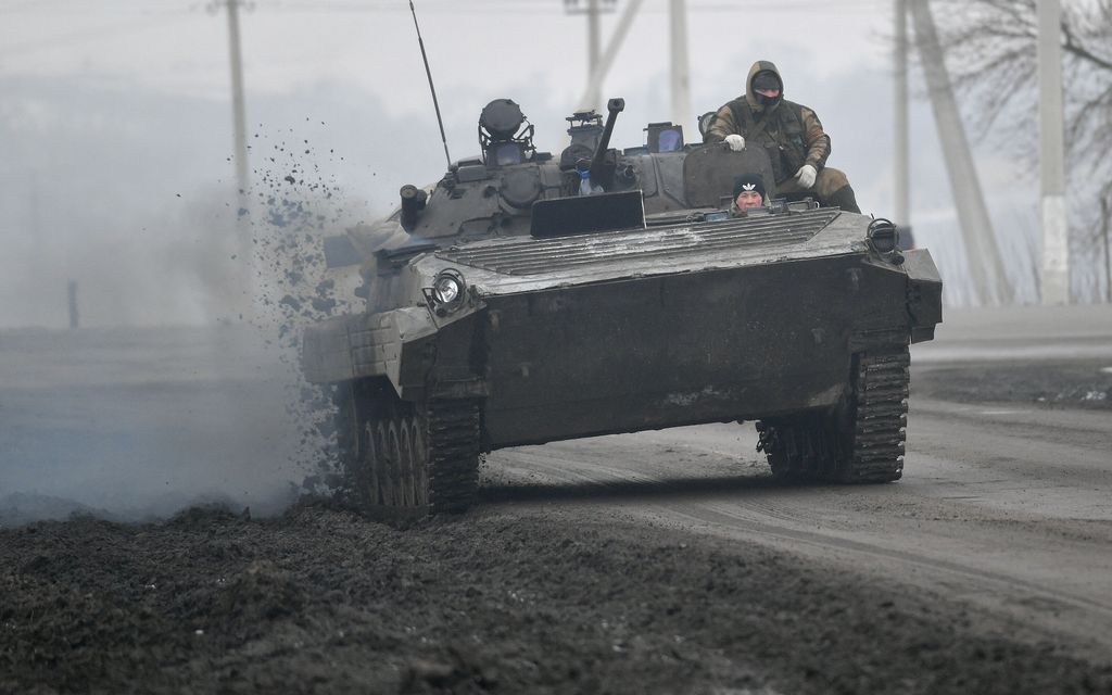 Video: Venäläis­sotilas liiskaa tovereitaan tankilla