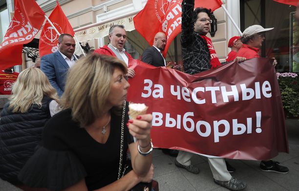 Kommunistisen puolueen jäsenet olivat 4. syyskuuta Moskovan kaupungin duuman edessä kylttien kanssa, joissa vaaditaan rehellisiä vaaleja. 