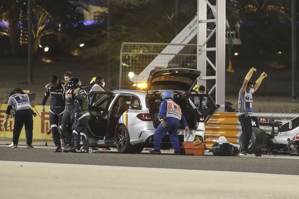 Horjuva Romain Grosjean talutettiin onnettomuuspaikalta.