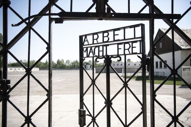 Dachaun keskitysleirin muistomerkin portissa näkyy lause ”Työ tekee vapaaksi”, joka muistuttaa keskitysleirin rajusta hyväksikäytöstä. 