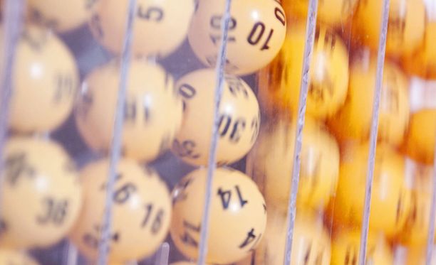 Suomalaiset haaveilevat lottovoiton myötä hyvin tavallisistakin asioista, kuten lainavapaasta elämästä ja matkailusta.