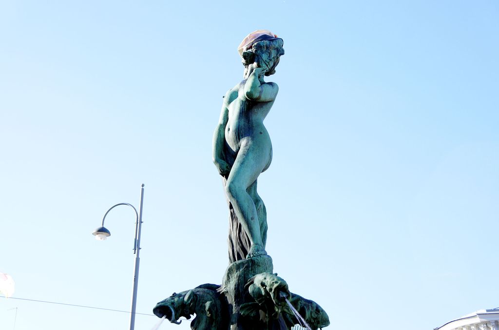Panssarilasilaatikko ja tuntuvat sakot – näin suomalaiset pelastaisivat kovia kokeneen Mantan patsaan 