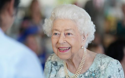 Kuningatar Elisabetin, 96, terveys huolettaa – perinne­tapahtuma peruttiin päivien varoituksella
