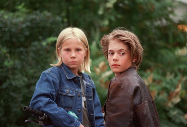 Kim (Henri Valonen) ja Tuukka (Ronnie Andersson) näyttelivät sarjassa kaveruksia. Tosielämässä he olivat parhaat ystävät.