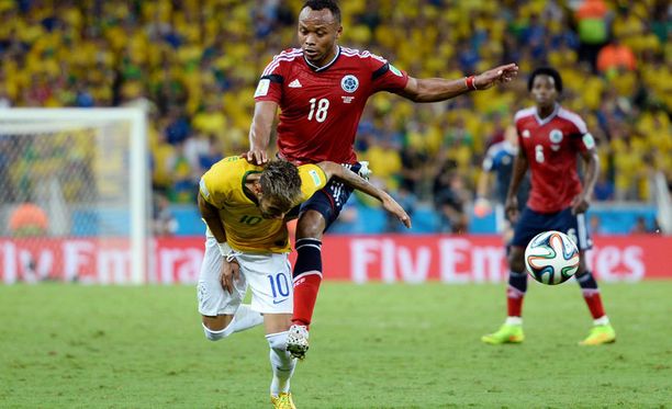 Neymar loukkaantui perjantaina Brasilian ja Kolumbian välisessä jalkapallo-ottelussa, kun kolumbialainen Juan Zuniga potkaisi polvella häntä selkään.