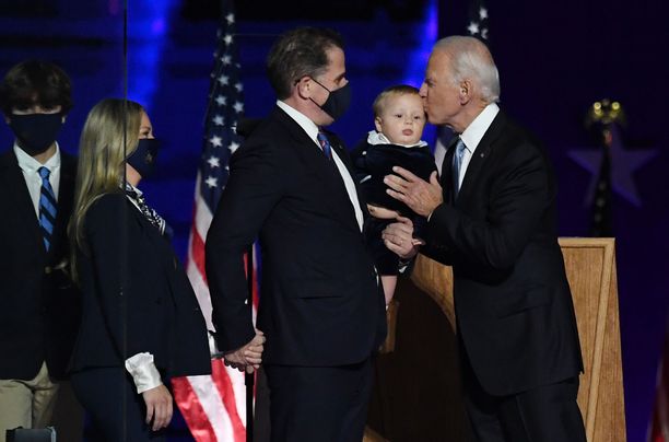 Pieni Beau osallistui myös isoisänsä vaalikampanjaan. Kuvassa myös Beaun vanhemmat Hunter Biden ja Melissa Cohen.
