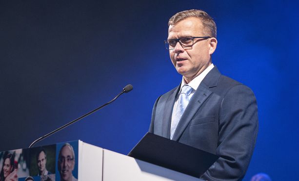 Petteri Orpon mukaan ”Suomen taloudessa pää tulee vetävään käteen. Ajamme päin seinää, ykkösluokassa. Hallituksella ei ole huolta huomisesta, ei pelkoa tulevaisuudesta”.