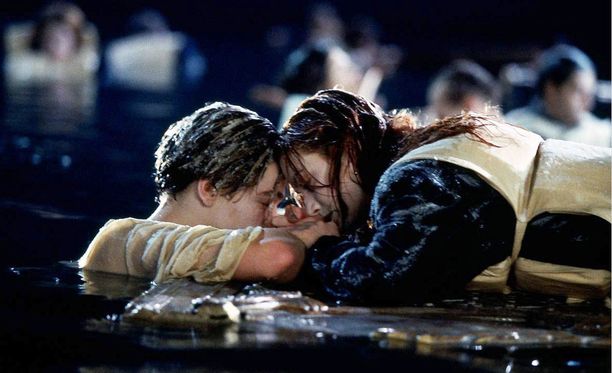 Titanicista poistettu sydäntäsärkevä loppukohtaus julki — surun murtama Rose  tapaa itkeviä pelastuneita