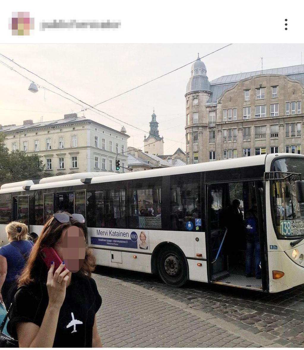 Ukrainassa ajaa bussi, jonka kyljessä on Mervi Kataisen vaalimainos – ”Kampanja on mennyt alueellisesti leveäksi”