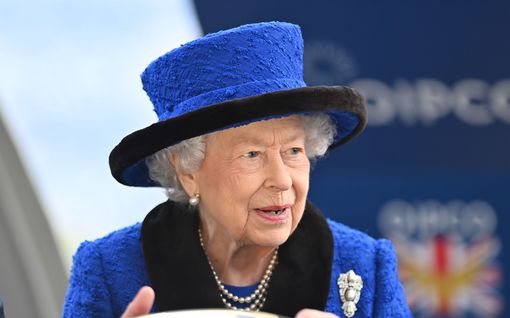 Kuningatar Elisabetin poikkeuk­sellinen joulu:  perhejuhla ensimmäistä kertaa ilman prinssi Philipiä – myös useat työntekijät irti­sanoutuneet