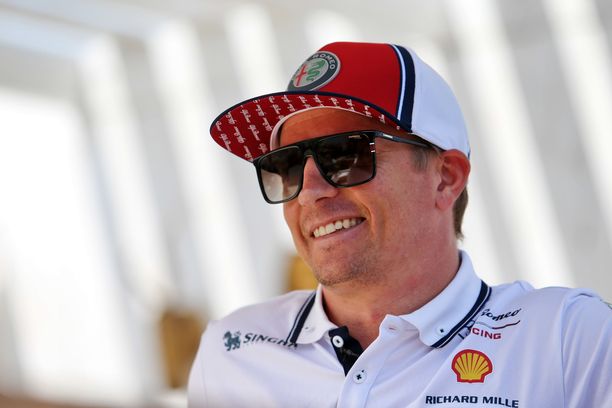 Kimi Räikkönen osaa Jäämiehen imagosta huolimatta myös velmuilla.