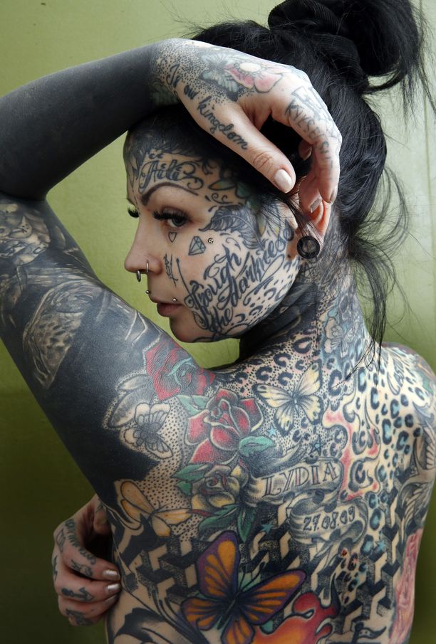 Aleksandra Säävälä on tatuoitu päästä varpaisiin – ja ylpeä siitä