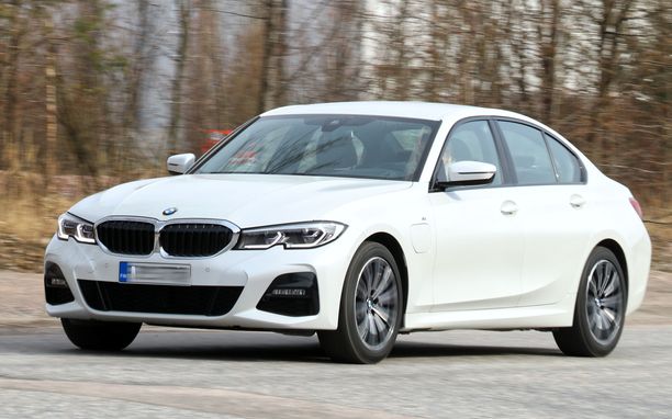 Takaisinkutsu koskee BMW:n lukuisia malleja, muiden muassa 330e -ladattavaa hybridiä.