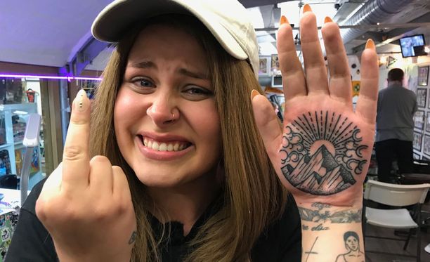 Sara Forsberg tatuoi kämmenensä - ”Elämäni hirveintä kipua!”