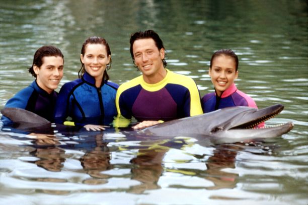 Kuvassa Flipper-sarjan tähdet: Peyton Haas, Colleen Flynn, Brian Wimmer ja Jessica Alba. 