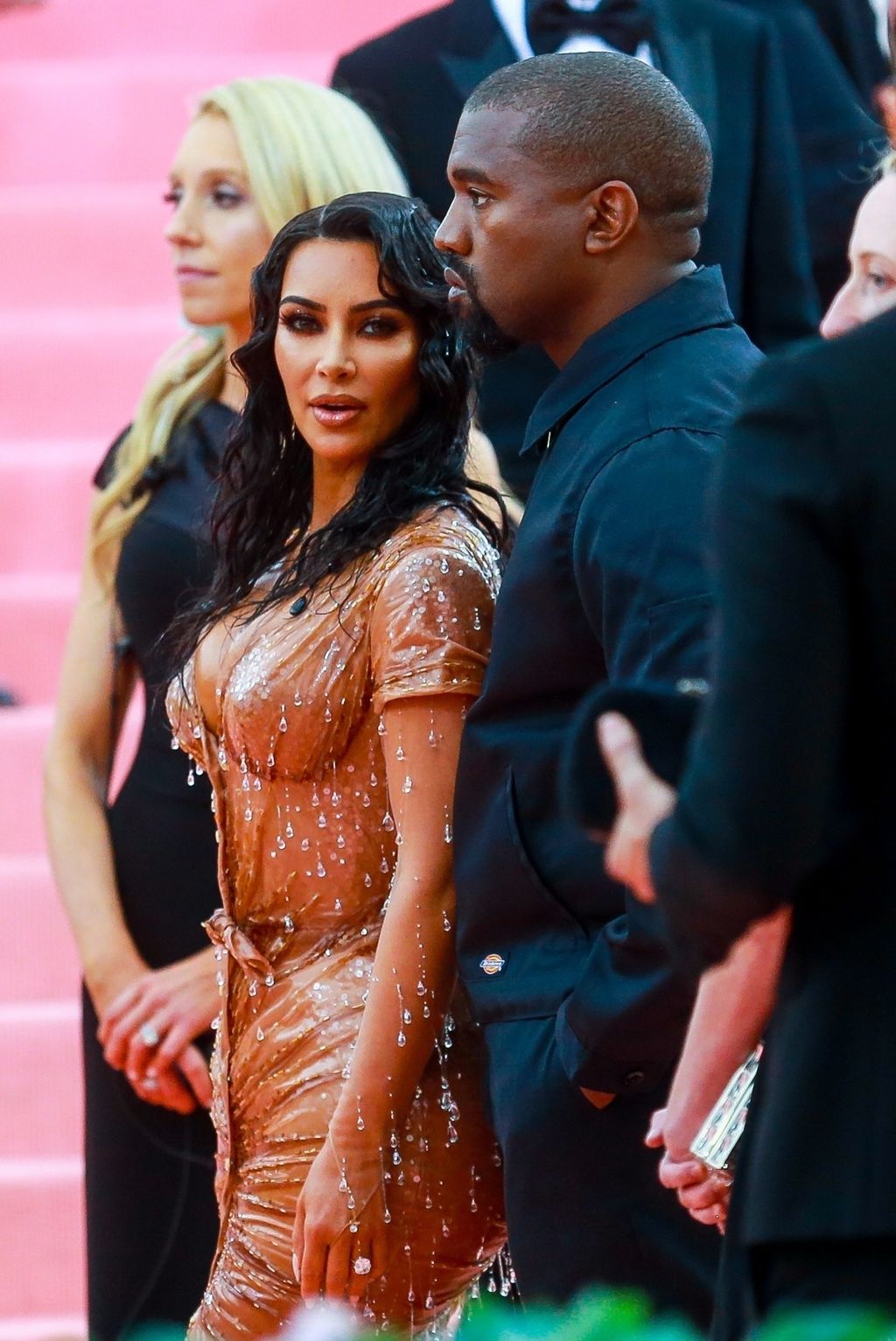 Kim Kardashian sai Kanye Westiltä uskomattoman syntymäpäivälahjan – tosi-tv-tähden kuollut isä ilmestyi hologrammina juhliin