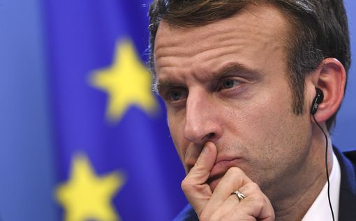 Raivo repesi Ranskassa: Macron linjasi korona­strategiaksi ”haistattelun rokotta­mattomille”