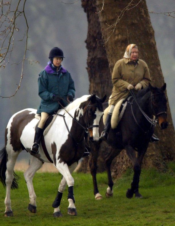Prinsessa Anne ja kuningatar Elisabet rakastavat hevosia.