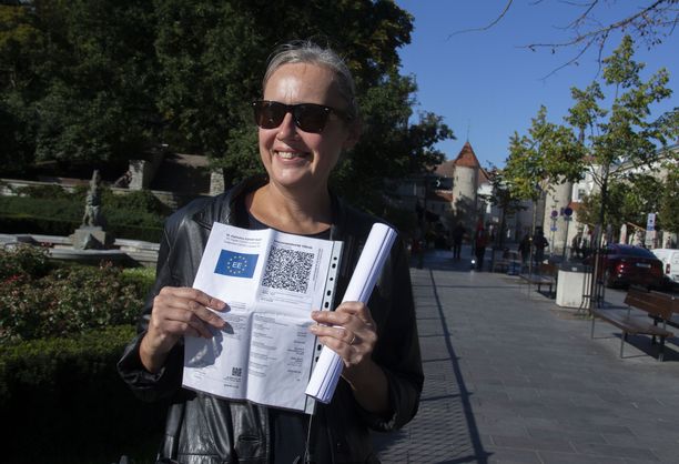 Elo kantaa tulostettua koronapassia mukanaan.