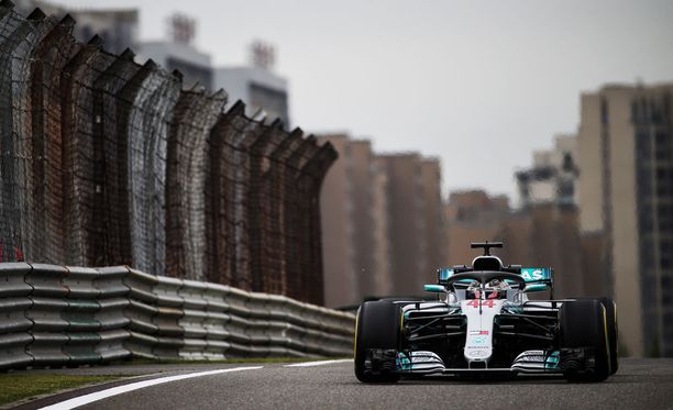Lewis Hamilton oli selvästi nopein Kiinan GP:n ensimmäisissä vapaissa harjoituksissa.