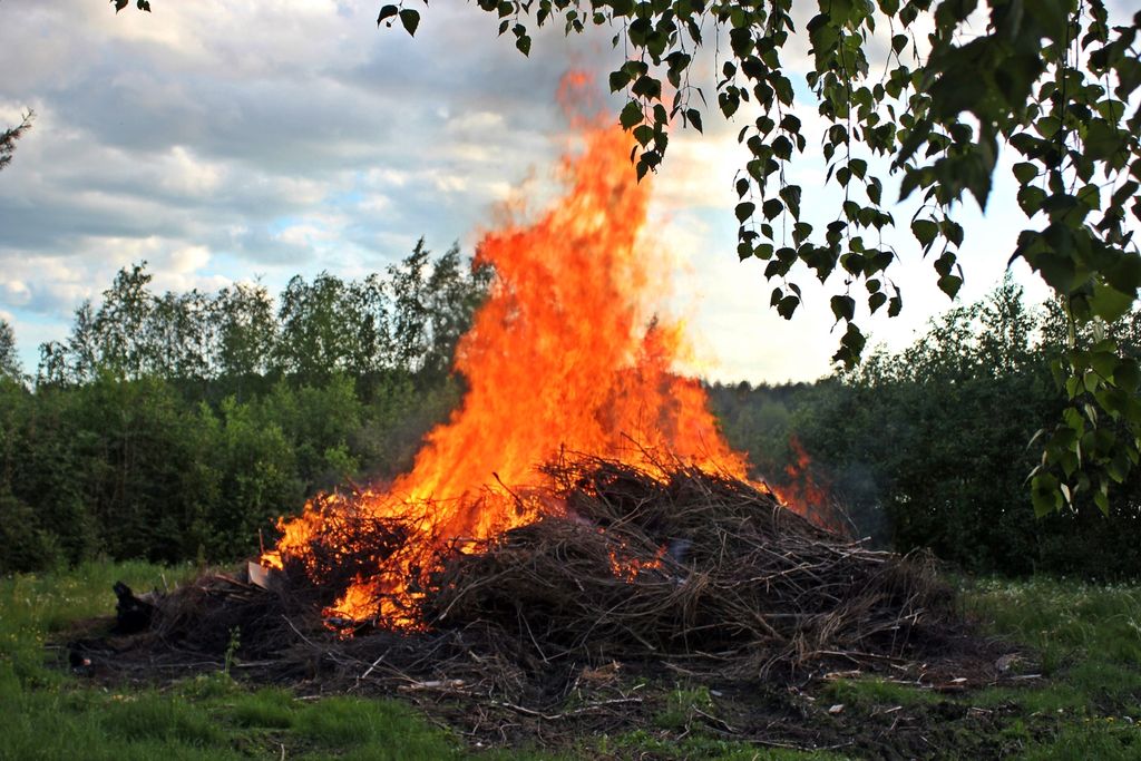 Piittaamaton mies sytytti juhannusroihun metsäpalovaarasta huolimatta – sitten paikalle tuli palokunta