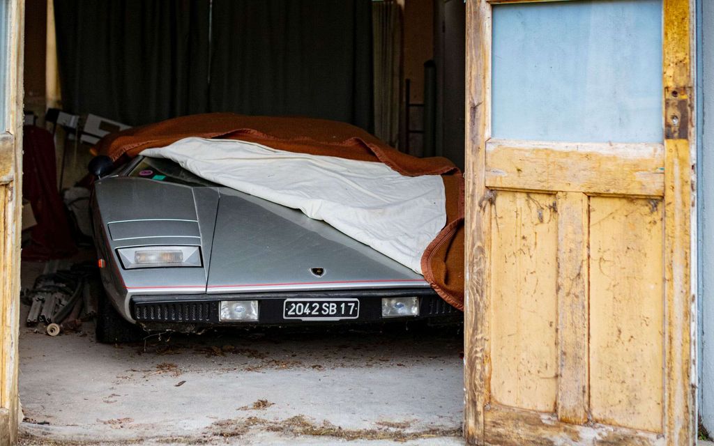Yksi kaikkien aikojen latolöydöistä: Yksi maailman ensimmäisistä Lamborghini Countacheista makasi vuosikymmeniä varastossa kankaan alla