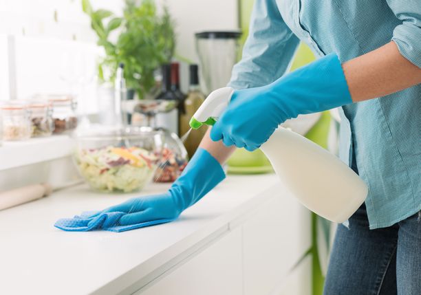 Keittiön tasot kannattaa puhdistaa päivittäin. Desinfiointia ei kotioloissa tarvita, vaan tavallisten pesuaineiden käyttö riittää.