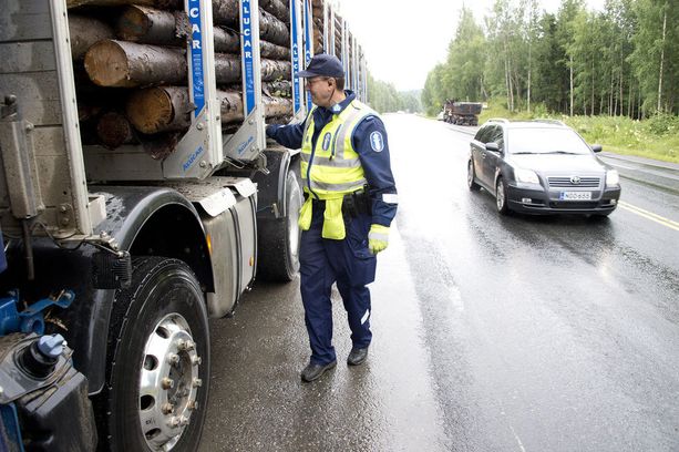 Poliisivalvonta Ontuu: Rekkojen Kuormauksissa Vaarallisia Puutteita