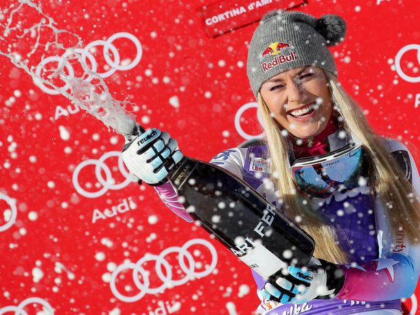 Lindsey Vonnilla on hyviä muistoja Cortinasta, kuvassa hän suihkuttaa voitonjuomaa tammikuussa 2018.