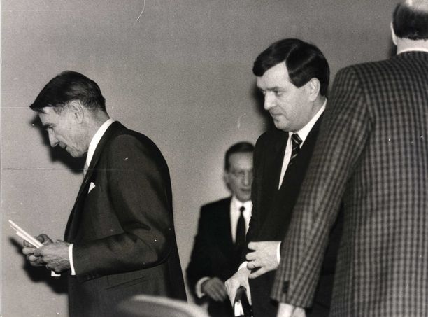 Mauno Koivisto (sd) ja Paavo Väyrynen (kesk) kuvattuna presidentinvaalien yhteydessä vuonna 1988. Taustalla kokoomuksen Harri Holkeri.