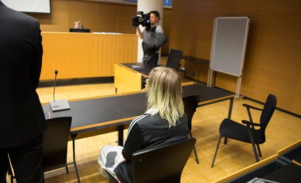 Koulusurman valmistelusta syytetyn naisen oikeudenkäynti alkoi perjantaina Helsingin käräjäoikeudessa.