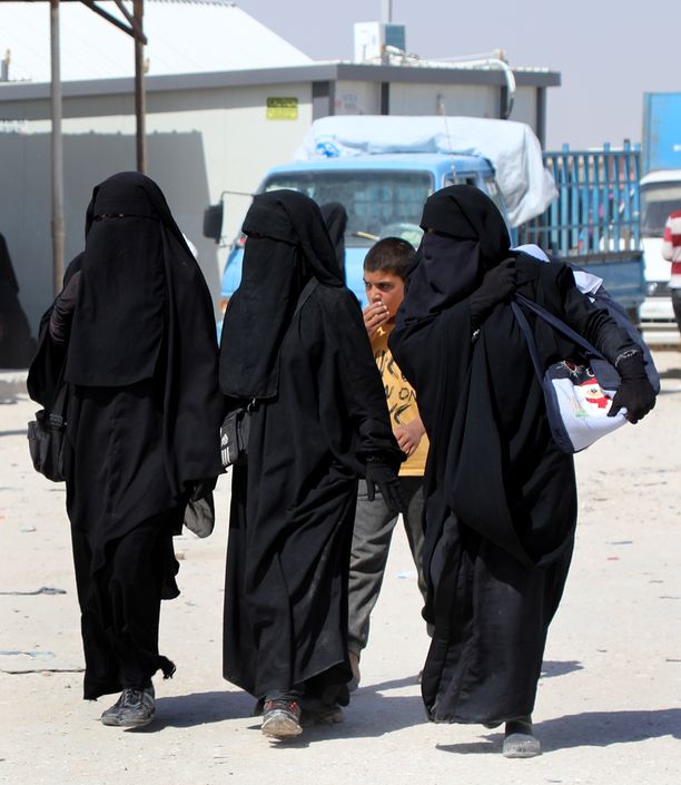 Naisiakin rekrytoitiin Isisiin. Taistelijoiden vaimoja on ollut al-Holin pakolaisleirillä Syyriassa keväästä asti. Leiriä hallinnoivat kurdit ovat tarjonneet mahdollisuutta hakea oman maan kansalaiset leiriltä. Suomi ei tämän hetken tiedon mukaan hae kansalaisiaan kotiin. 