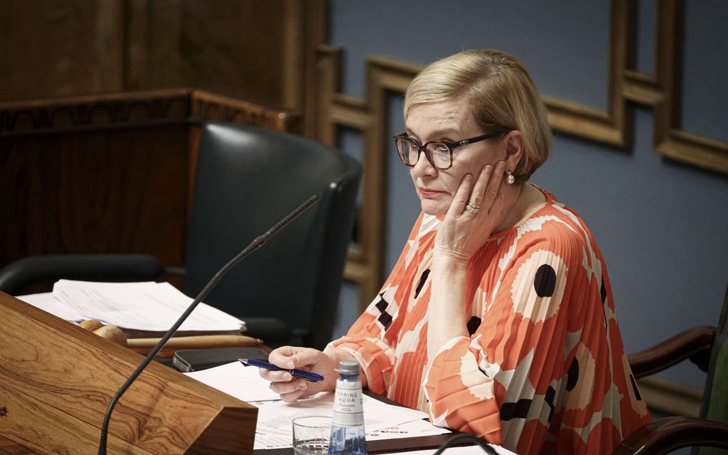 Alkoholikiista kuohuttaa eduskuntaa – Paula Risiko