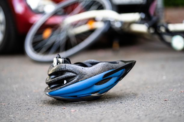Pyöräilijä kuoli jäätyään rattijuopon ajaman auton alle.