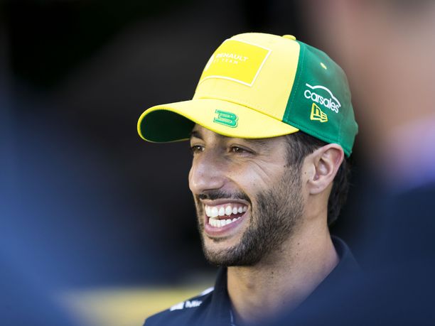 Daniel Ricciardo hymyilee jatkossa McLarenin väreissä.