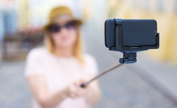 Selfie on maksanut joillekin epäonnisille hengen. Kuvituskuva.