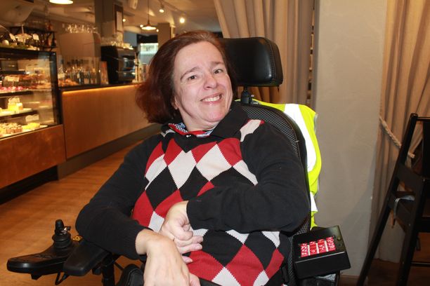 CP-vammainen Janna Maula on kahden alan maisteri, joka haluaa rikkoa vammaisuuteen liitettyjä ennakkoluuloja.