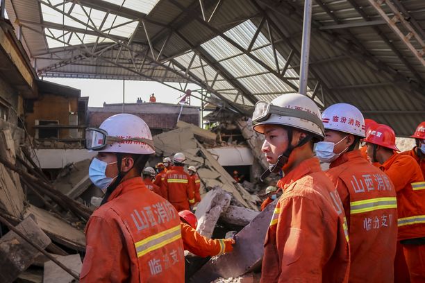 Pelastustyöntekijät etsivät lauantaina uhreja ravintolan raunioista Shanxin maakunnassa.