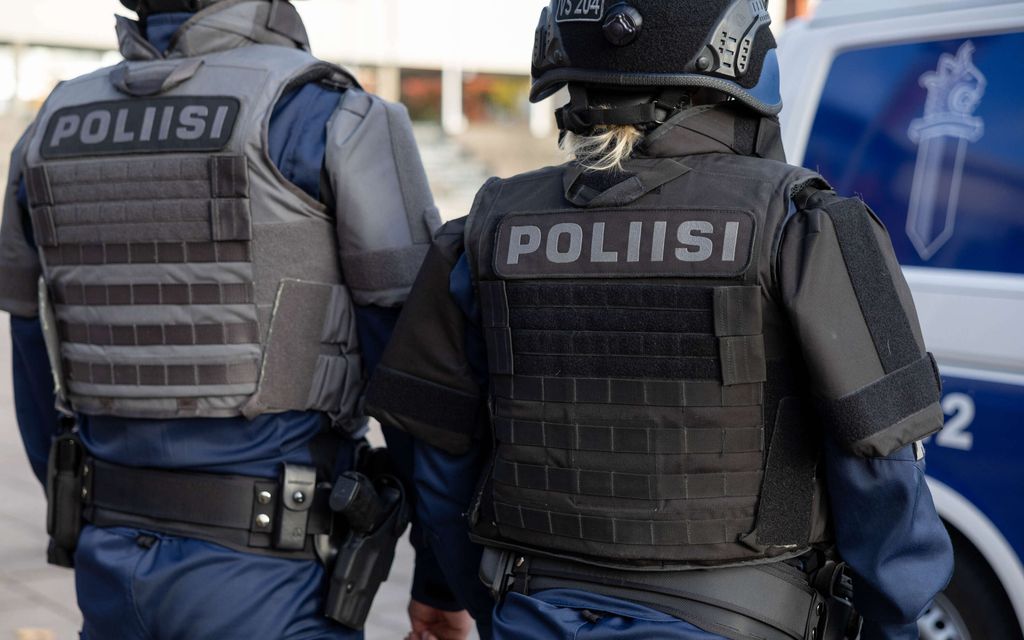 Mies ampui kohti poliiseja ja sytytti talonsa  tuleen – Epäillään vakavista rikoksista