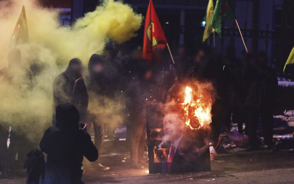 Erdoğan-kuva poltettiin mielen­osoituksessa Helsingissä
