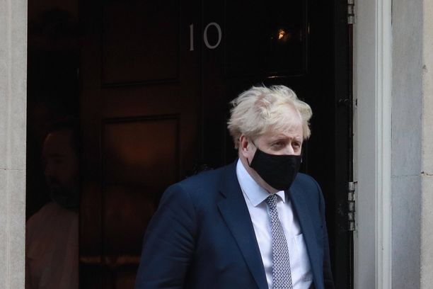 Britannian pääministeri Boris Johnson astumassa virka-asunnostaan Downing Street 10:stä tällä viikolla.