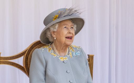 Kuningatar juhli syntymä­päiväänsä ensi kertaa ilman prinssi Philipiä – puhkesi lopulta hymyyn