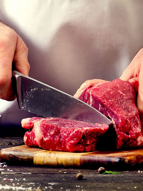 Suomalaismies syö punaista lihaa ja lihajalosteita eli esimerkiksi makkaraa ja leikkeleitä paljon enemmän kuin suositus sallisi.